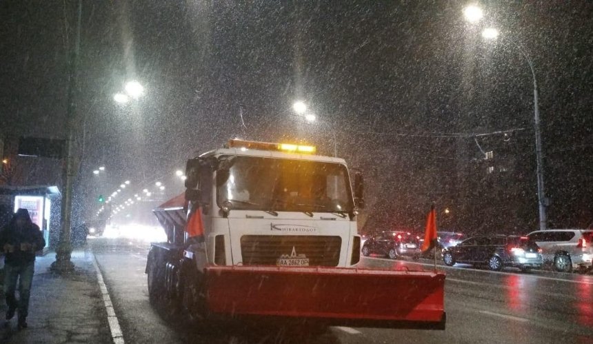 В Киеве выпал первый снег: на улицы города выехала спецтехника