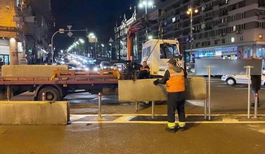 Пешеходный Бессарабский проезд оградили бетонными блоками от машин