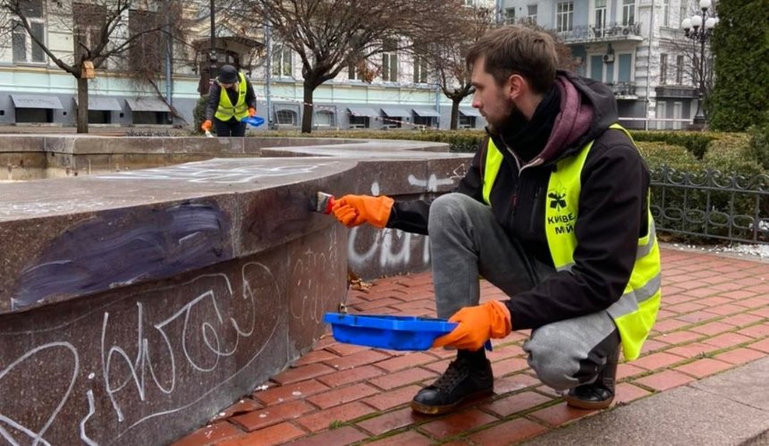Активисты отмыли фонтан на Театральной площади — через день его снова разрисовали