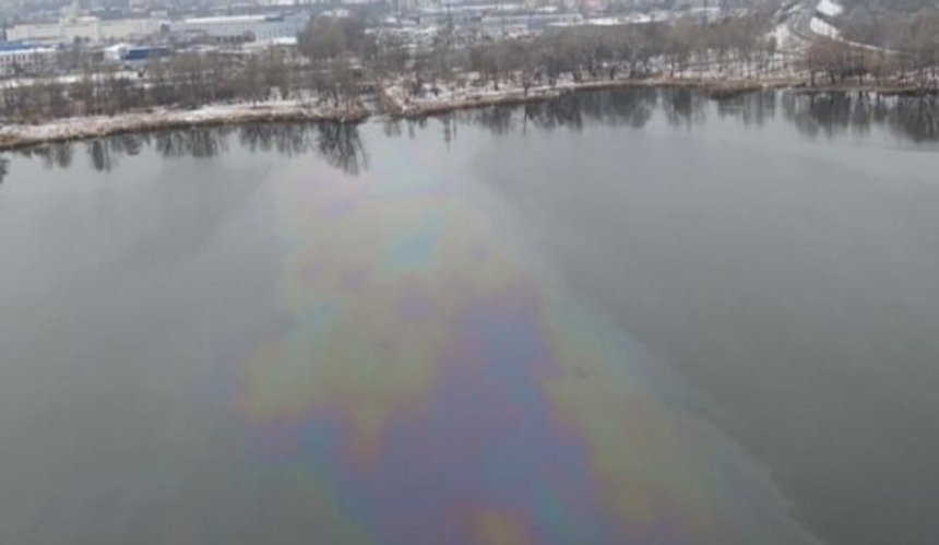 На Оболони заметили сброс нефтепродуктов в озеро Кирилловское