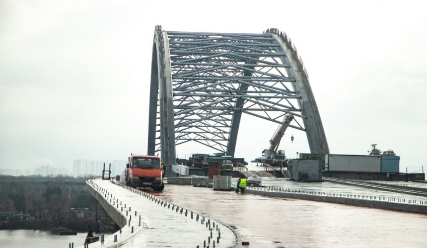 На Подольский мост выделили еще 1 млрд грн: компания-подрядчик заказала внедорожники