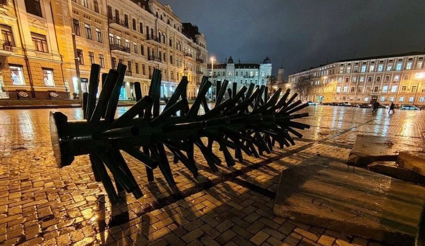На Софийской площади начали устанавливать новогоднюю елку