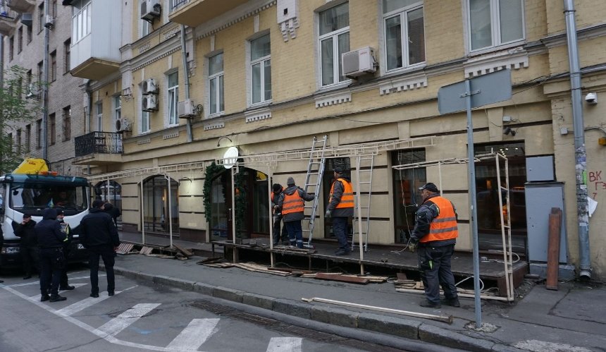 В Киеве демонтируют летние площадки, которые мешают убирать снег
