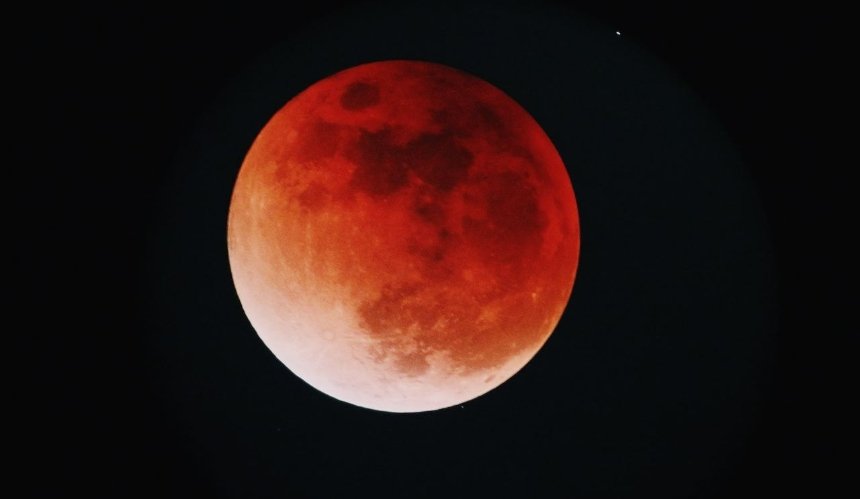 Коли можна побачити місячне затемнення в Україні