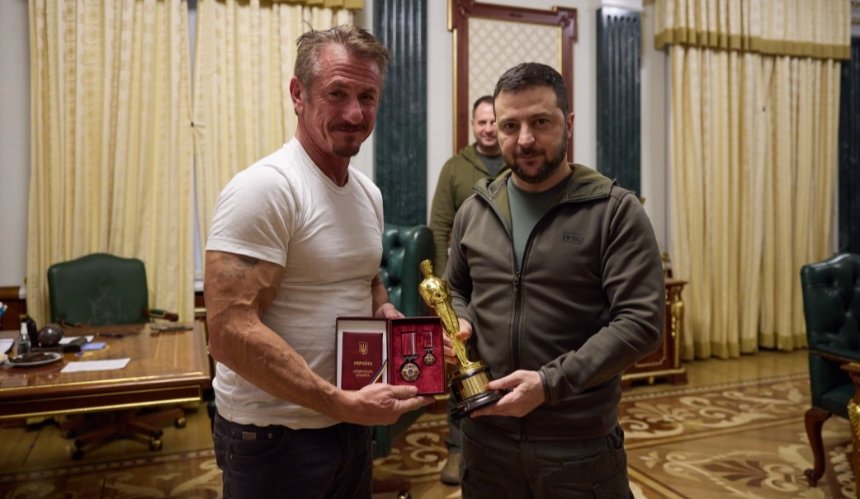 Шон Пенн приїхав в Україну та передав Зеленському "Оскар"