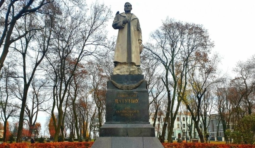 У Києві демонтують пам'ятники Ватутіну та Щорсу