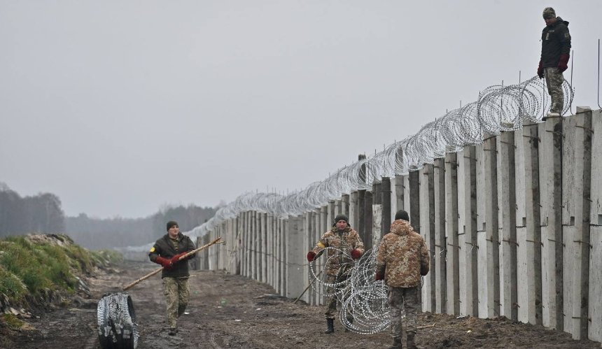 Стіна на кордоні з білоруссю