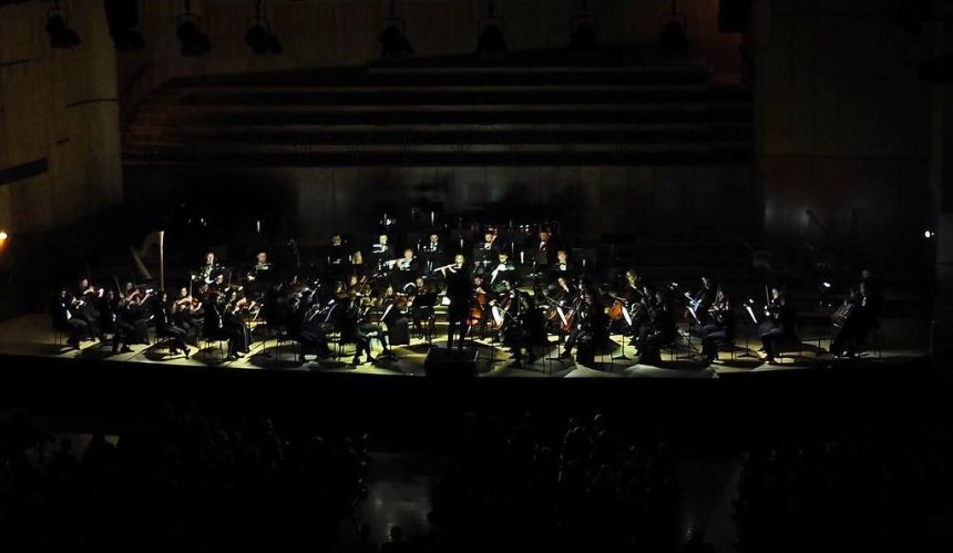Kyiv Symphony Orchestra провів концерт у темряві