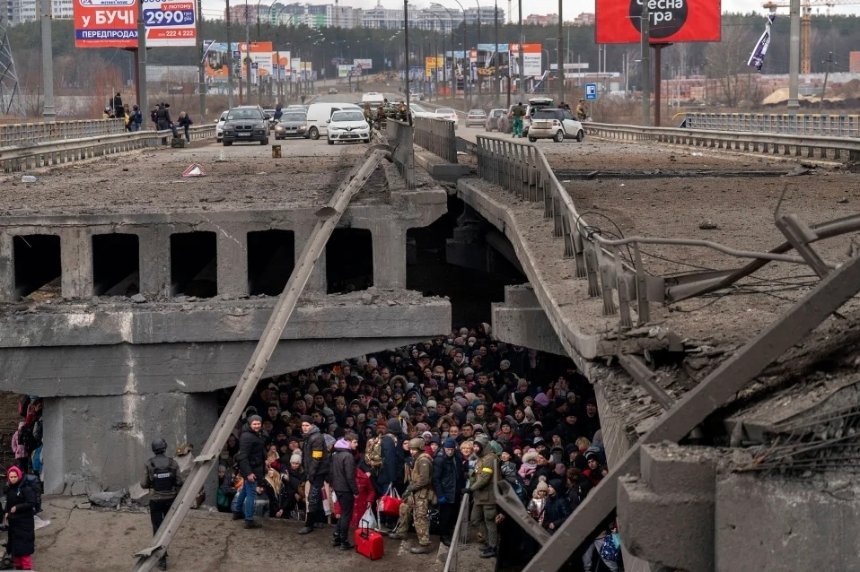 Українці під зруйнованим мостом в Ірпені, 5 березня.