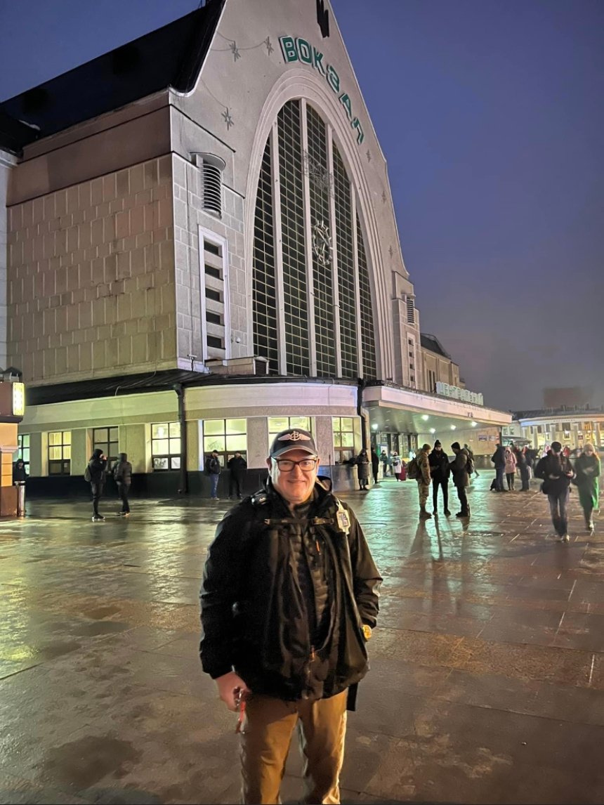 Скотт Келлі на вокзалі в Києві