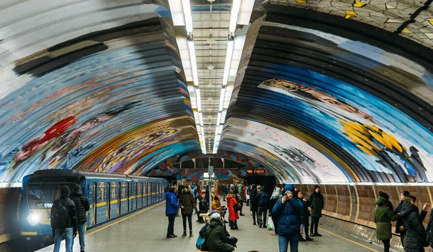 На яких станціях метро в Києві можна зарядити телефон