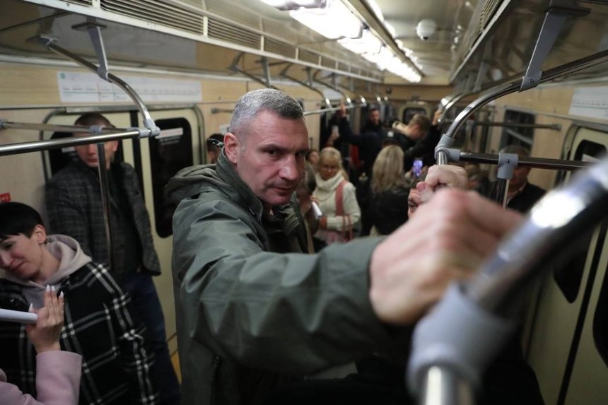 На зеленій гілці Київського метро вже курсує потяг з отриманих від Варшави вагонів