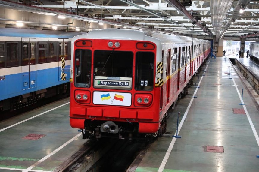 На зеленій гілці Київського метро вже курсує потяг з отриманих від Варшави вагонів