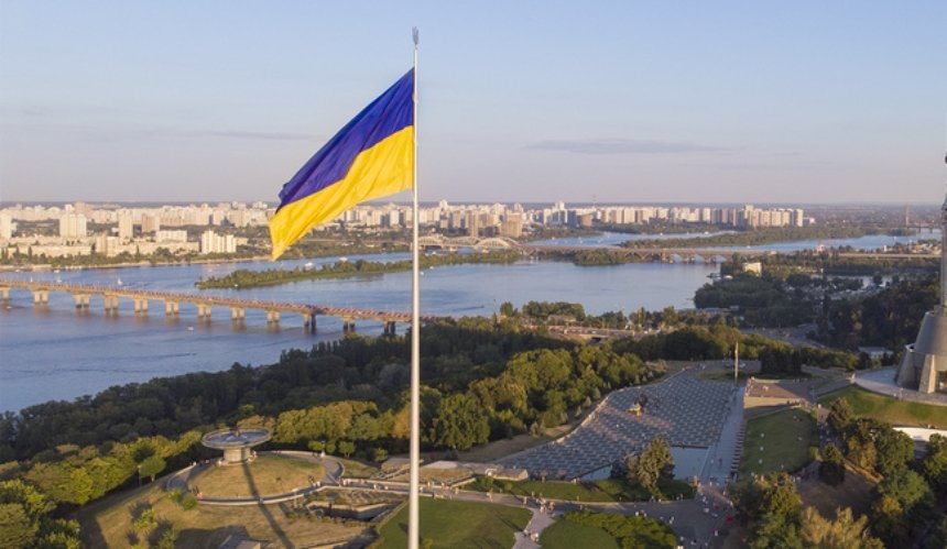 У Києві знову приспустили головний прапор країни через негоду