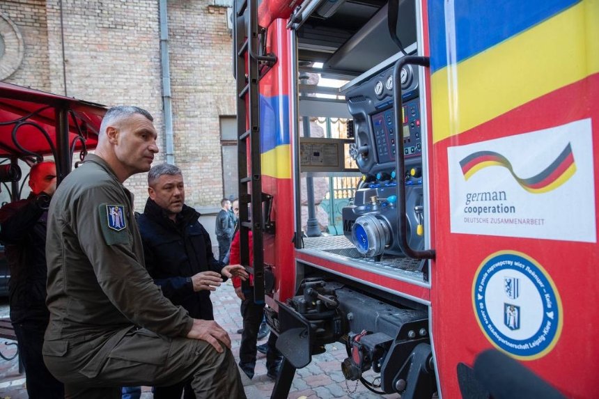 Три нові надсучасні пожежні автомобілі від німецького Лейпцигу передали Києву в якості допомоги
