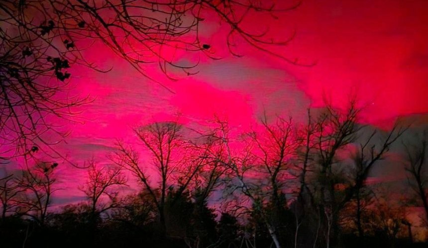 У небі над Києвом спостерігали рідкісне північне сяйво: фото