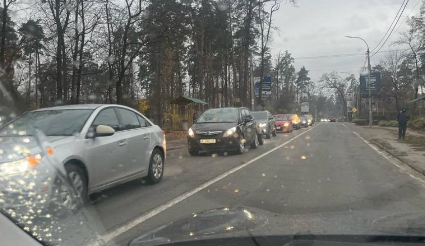 На Варшавській трасі в сторону Києва ускладнено рух через аварію