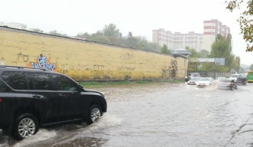 Негода в Києві призвела до підтоплення деяких районів