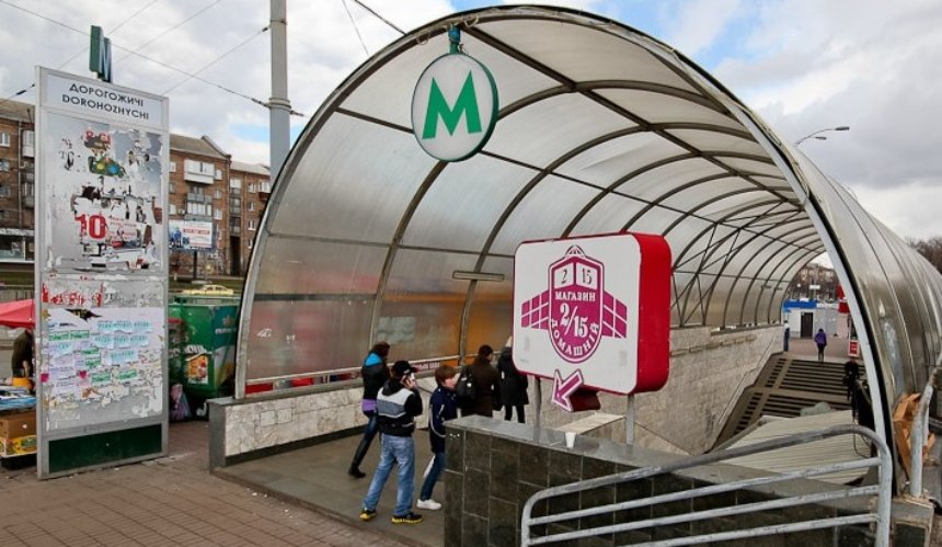 Біля станції метро “Дорогожичі” демонтували МАФи: як тепер виглядає вулиця