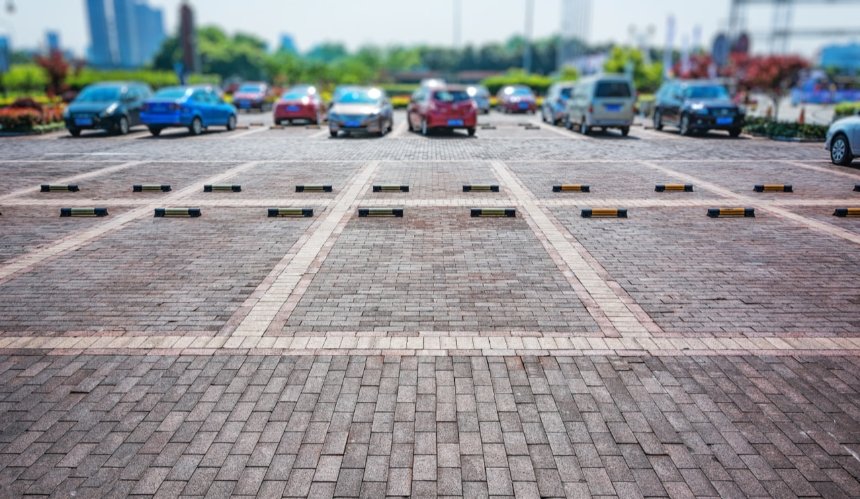 Кияни хочуть збільшити кількість паркувальних майданчиків на Русанівці
