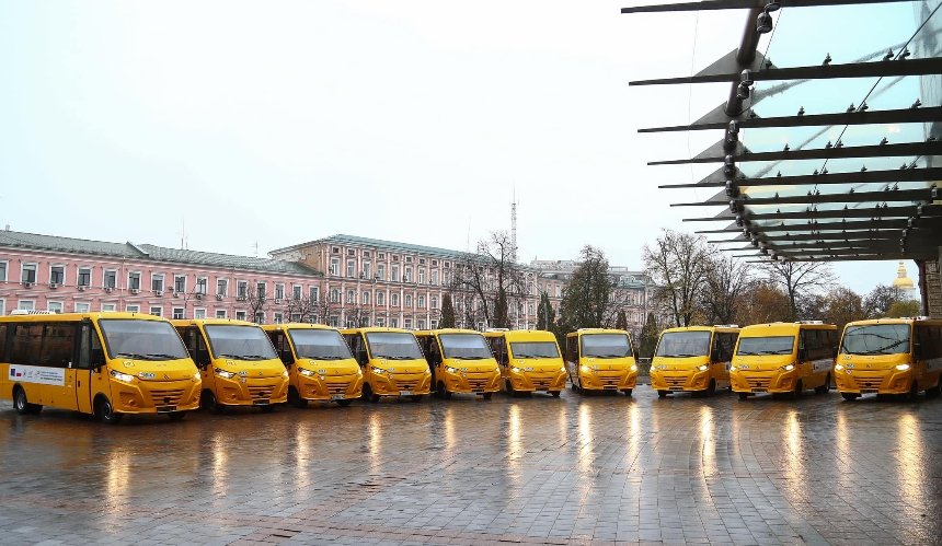 Київщина отримала 18 шкільних автобусів від ЄС: в які громади відправили транспорт 