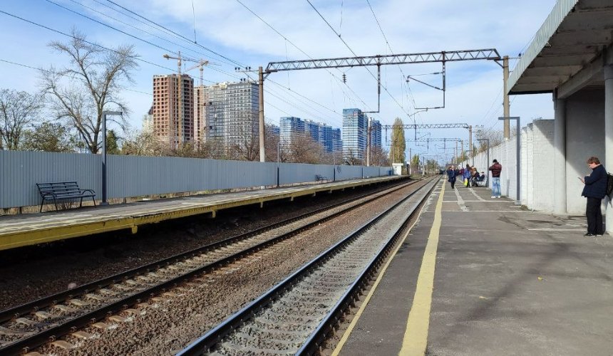 У Києві зійшов з рейок вантажний потяг: рух електрички затримується