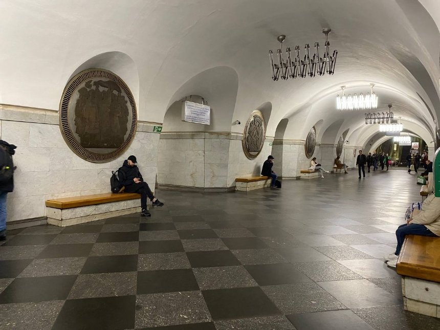 Декоративні елементи з радянською символікою на станції метро "Вокзальна" в Києві закрили дерев'яними конструкціями