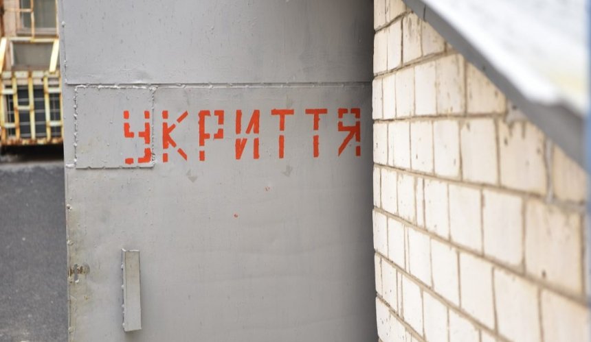 На Печерську вандали пошкодили укриття: що відомо
