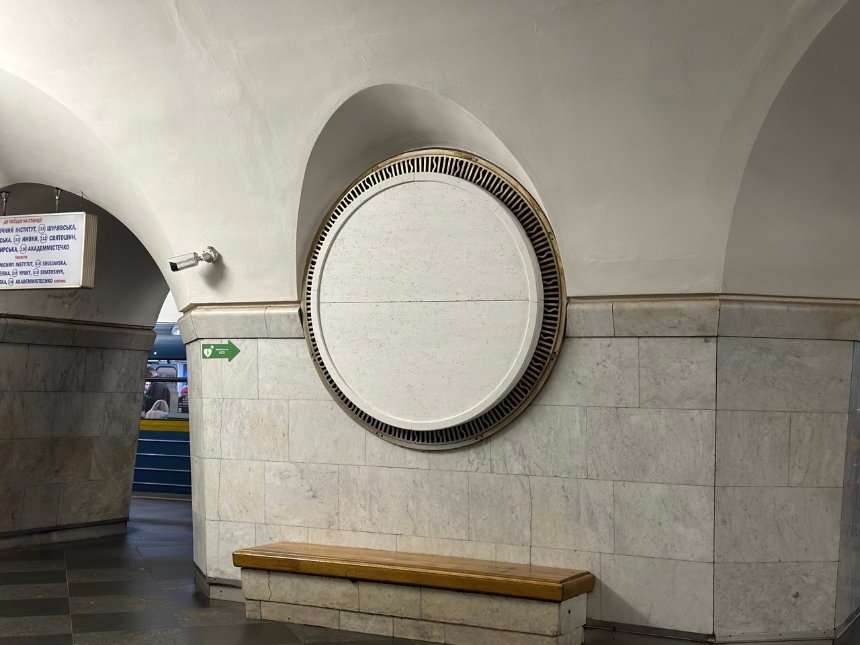 Декоративні елементи з радянською символікою на станції метро "Вокзальна" в Києві закрили дерев'яними конструкціями