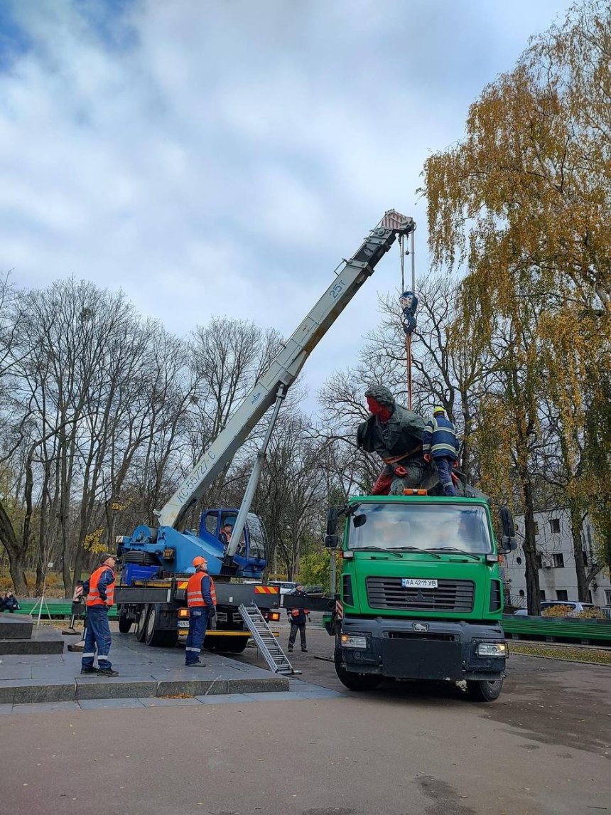 На Берестейському проспекті в Києві демонтували пам’ятник Пушкіну