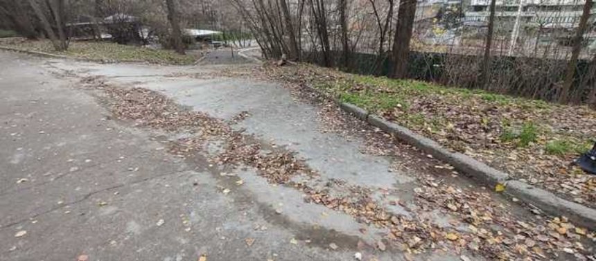 На пішохідній доріжці у Солом'янському парку, де в жовтні 2023 обвалилася частина покриття, тимчасово поклали асфальтну крихту