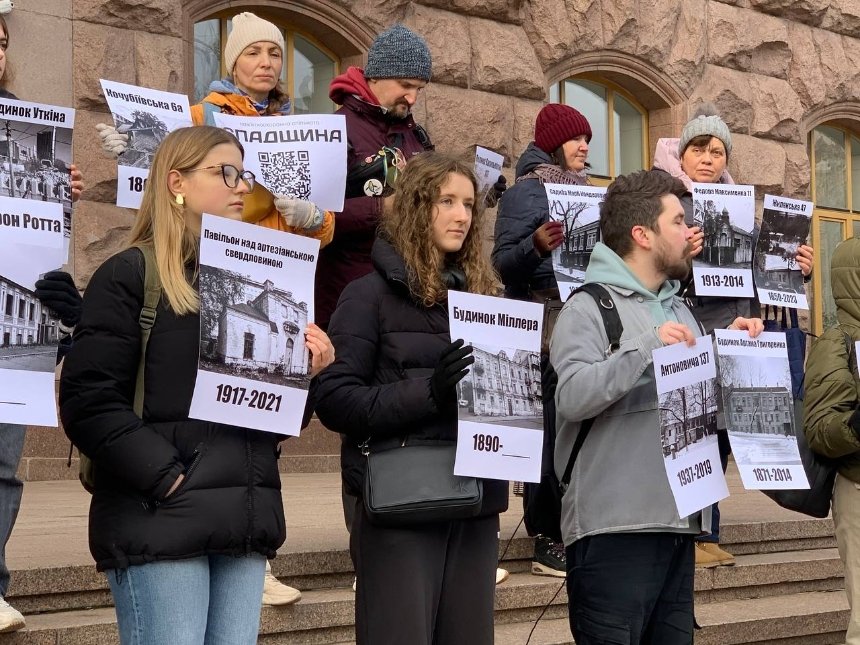 Сьогодні, 19 листопада, кияни знову вийшли на мітинг під КМДА: вимагають ухвалити проєкт рішення щодо додаткового захисту всіх будівель старше 100 років