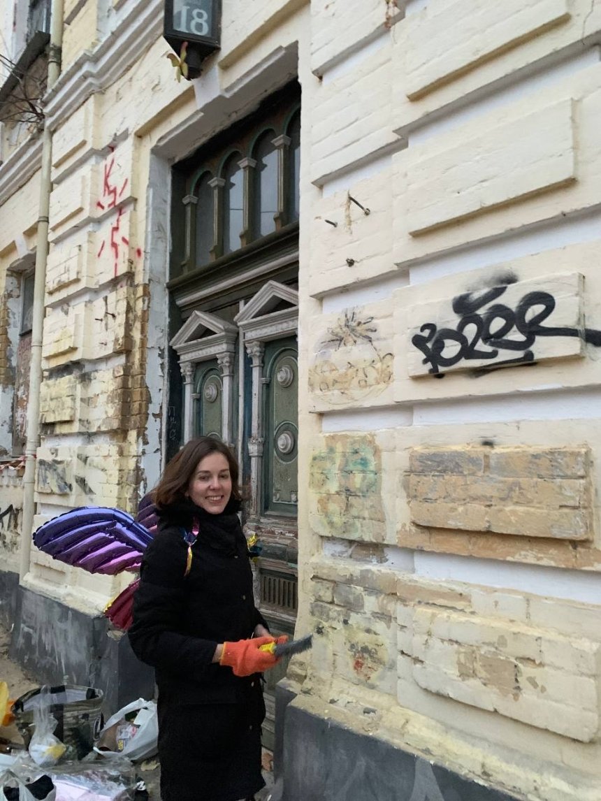 Прибутковий будинок 1891 року на Подолі відмивають від графіті: ініціаторкою акції виступила київська художниця Євгенія Козлянінова