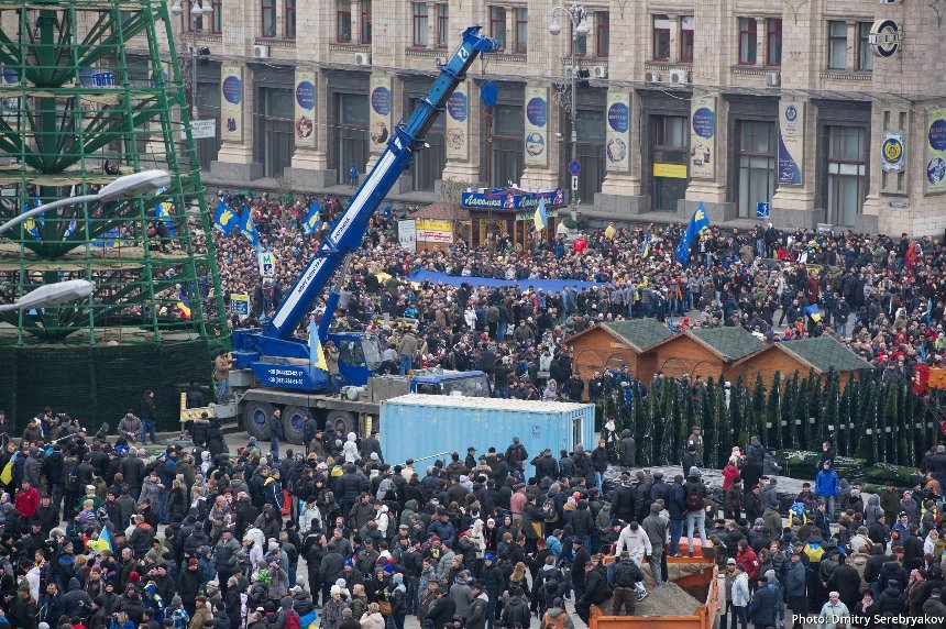 Протестувальники на Майдані 1 грудня на фоні «Йолки»