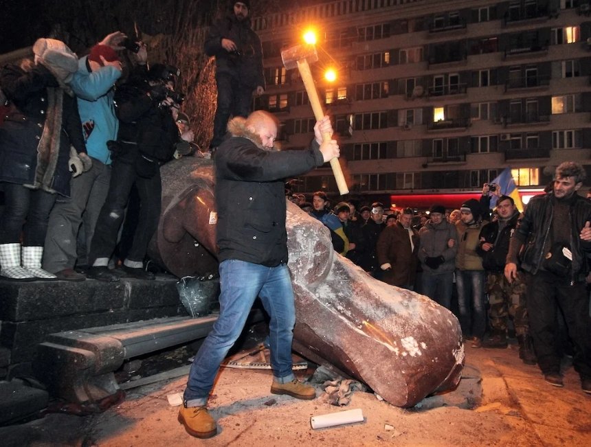 Повалений пам'ятник Леніну у Києві