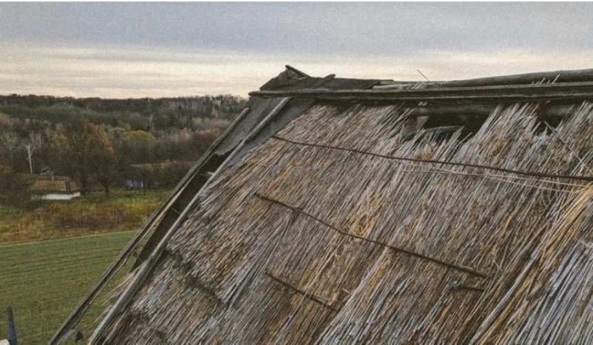У музеї в Пирогові відреставрували солом'яний вітряк: фото