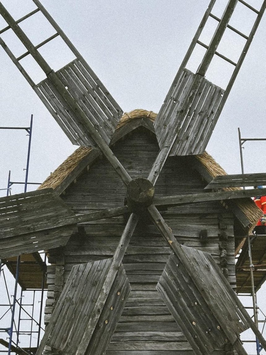 Національний музей народної архітектури та побуту України в Пирогові відреставрував солом'яний вітряк