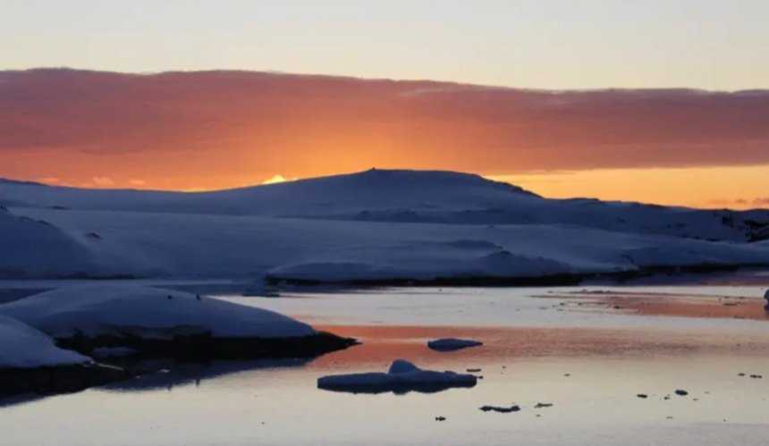 Українські полярники показали "білі ночі" в Антарктиці: фото