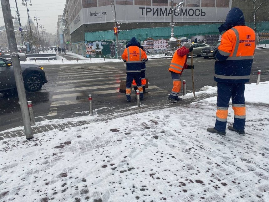 У Києві сніг і ожеледиця: дорожники та комунальники усувають наслідки негоди