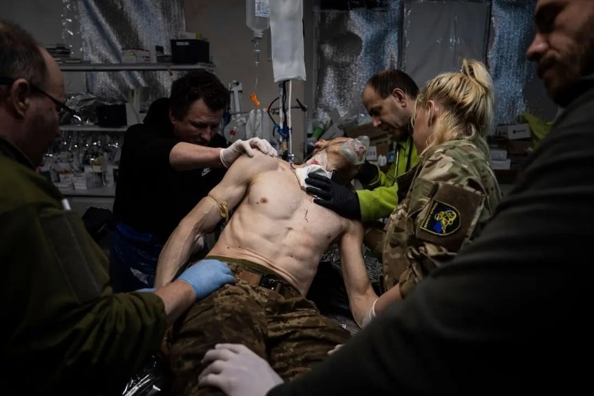 Медики намагаються врятувати українського військового