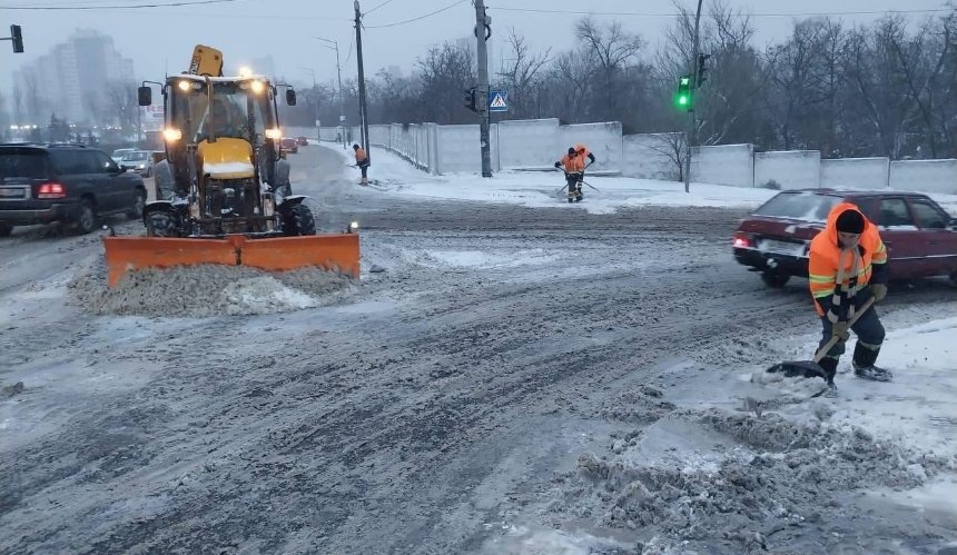 У Києві продовжують ліквідовувати наслідки негоди: скільки задіяно техніки