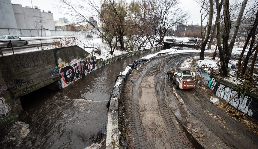 У столиці закінчується розчистка русла річки Либідь: фото