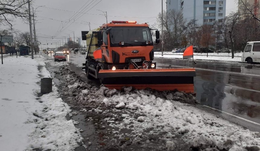 У Києві триває протиожеледна обробка та розчистка доріг: скільки техніки задіяли 