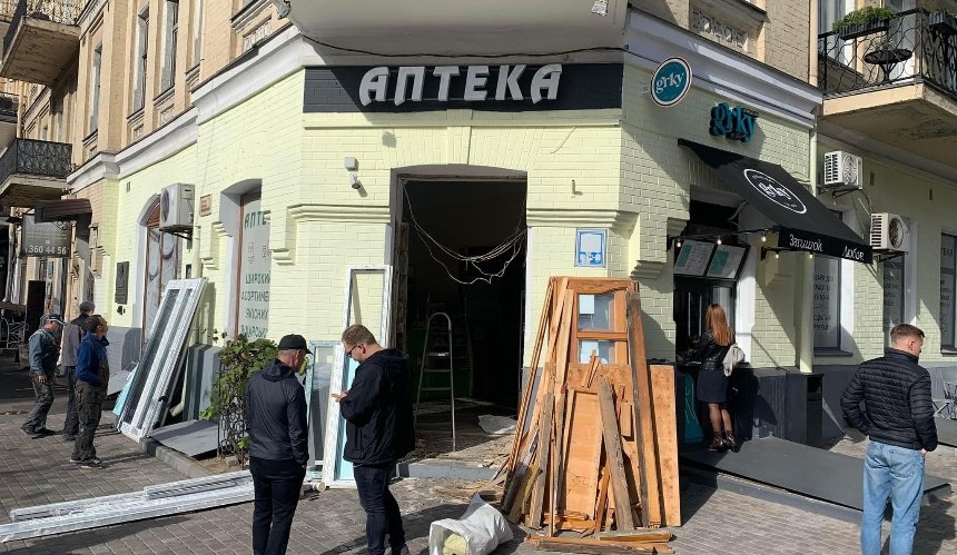 Активісти відновлять історичні двері аптеки на Хмельницького: подробиці