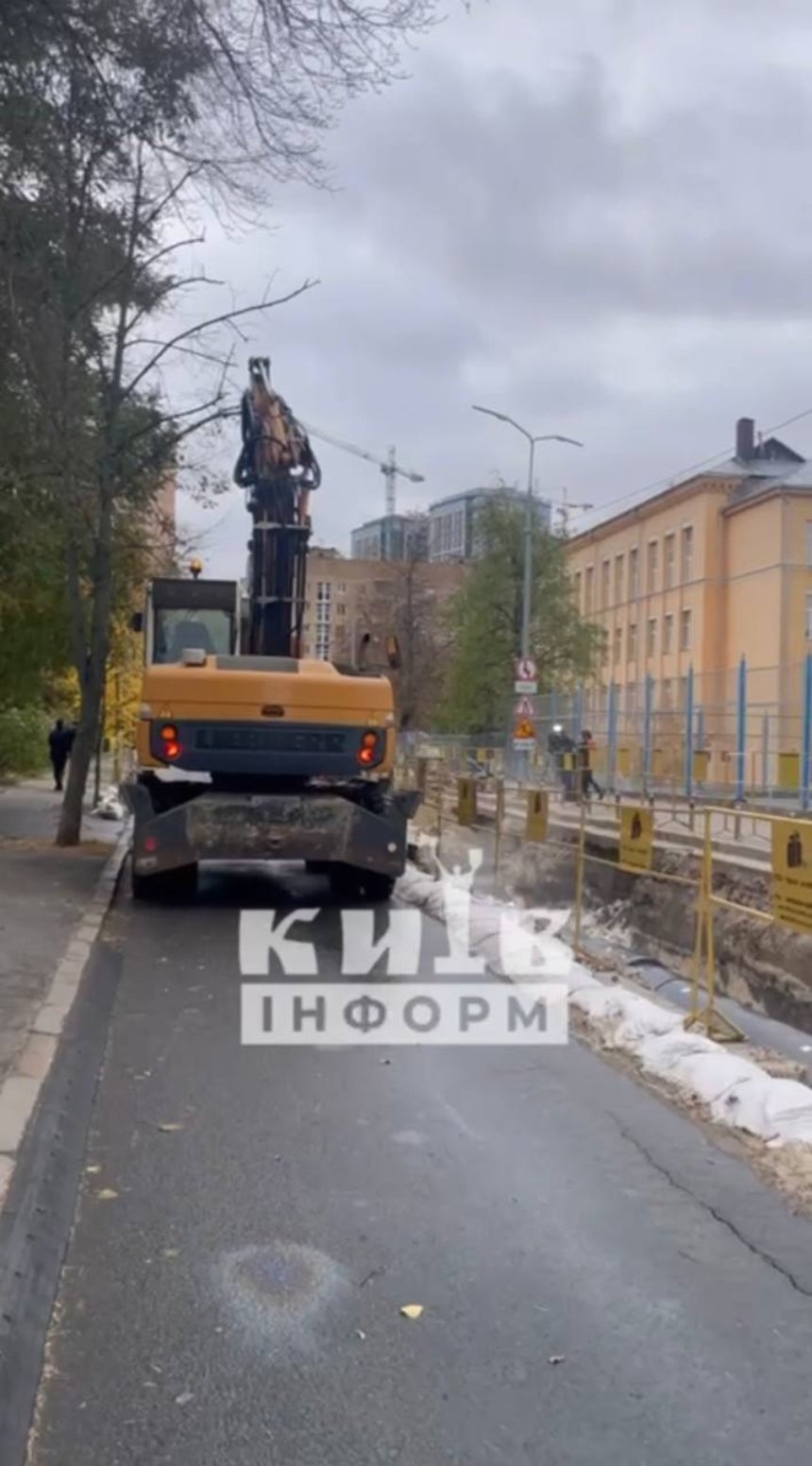 На вулиці Діловій у Києві прорвало трубопровід під час запуску в роботу тепломережі: подробиці