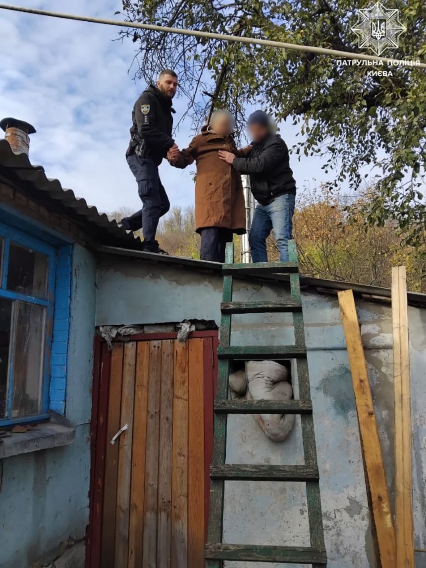 Працівники патрульної поліції Києва допомогли жінці, що загубилася на даху власного будинку