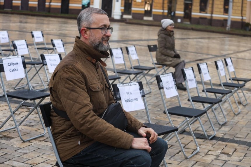 У Києві порожніми стільцями вшанували зниклих та ув'язнених митців