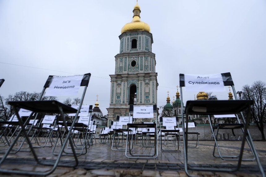 У Києві порожніми стільцями вшанували зниклих та ув'язнених митців