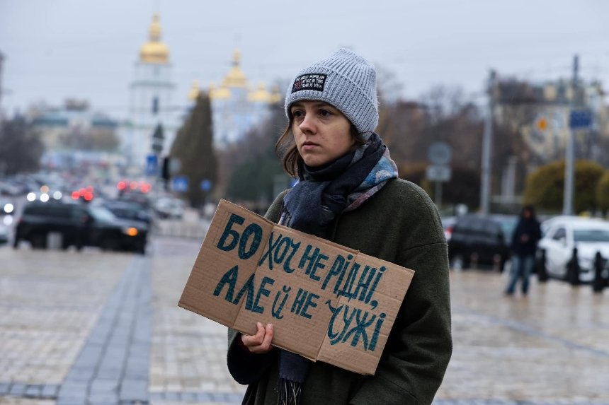 У Києві порожніми стільцями вшанували зниклих та ув'язнених митців