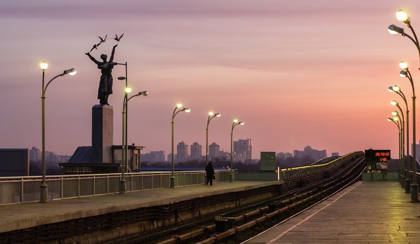 Чому під час повітряних тривог не відкривають наземні станції метро: пояснення КМВА